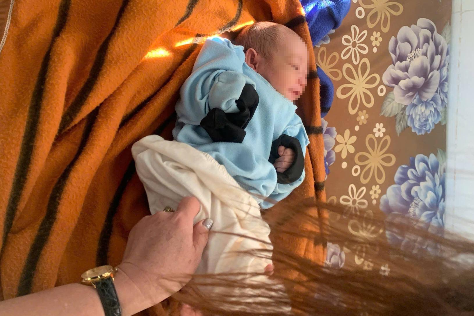 Ph&aacute;t hiện b&eacute; sơ sinh bị bỏ rơi trong rẫy c&agrave; ph&ecirc; - Ảnh 1.