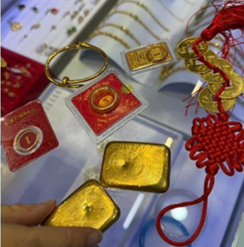 Nữ sinh bị thao t&uacute;ng t&acirc;m l&yacute; b&aacute;n 114 chỉ v&agrave;ng gia đ&igrave;nh để chuyển tiền lừa đảo - Ảnh 2.