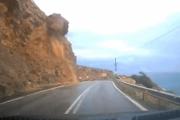 Đang đi trên đường núi, tài xế bị đất đá đổ xuống lấp kín xe, camera ghi lại khoảnh khắc kinh hoàng - Ảnh 1.