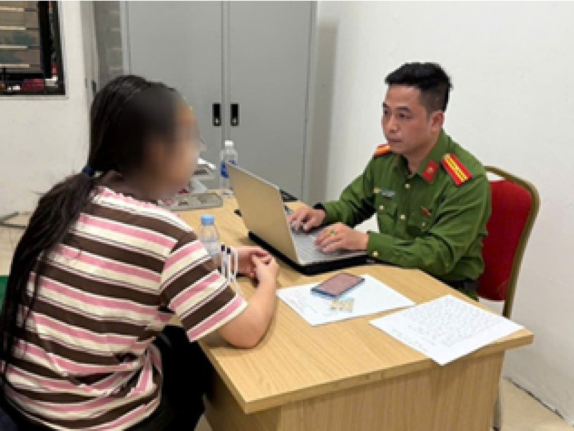 Nữ sinh bị thao t&uacute;ng t&acirc;m l&yacute; b&aacute;n 114 chỉ v&agrave;ng gia đ&igrave;nh để chuyển tiền lừa đảo - Ảnh 1.