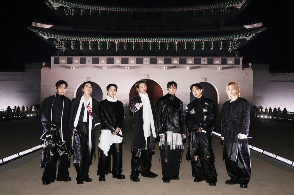 Mỹ nam đẹp nhất thế giới bị ruồng bỏ, c&ocirc;ng ty quản l&yacute; BTS &ldquo;th&ecirc;m dầu v&agrave;o lửa&rdquo; - Ảnh 1.