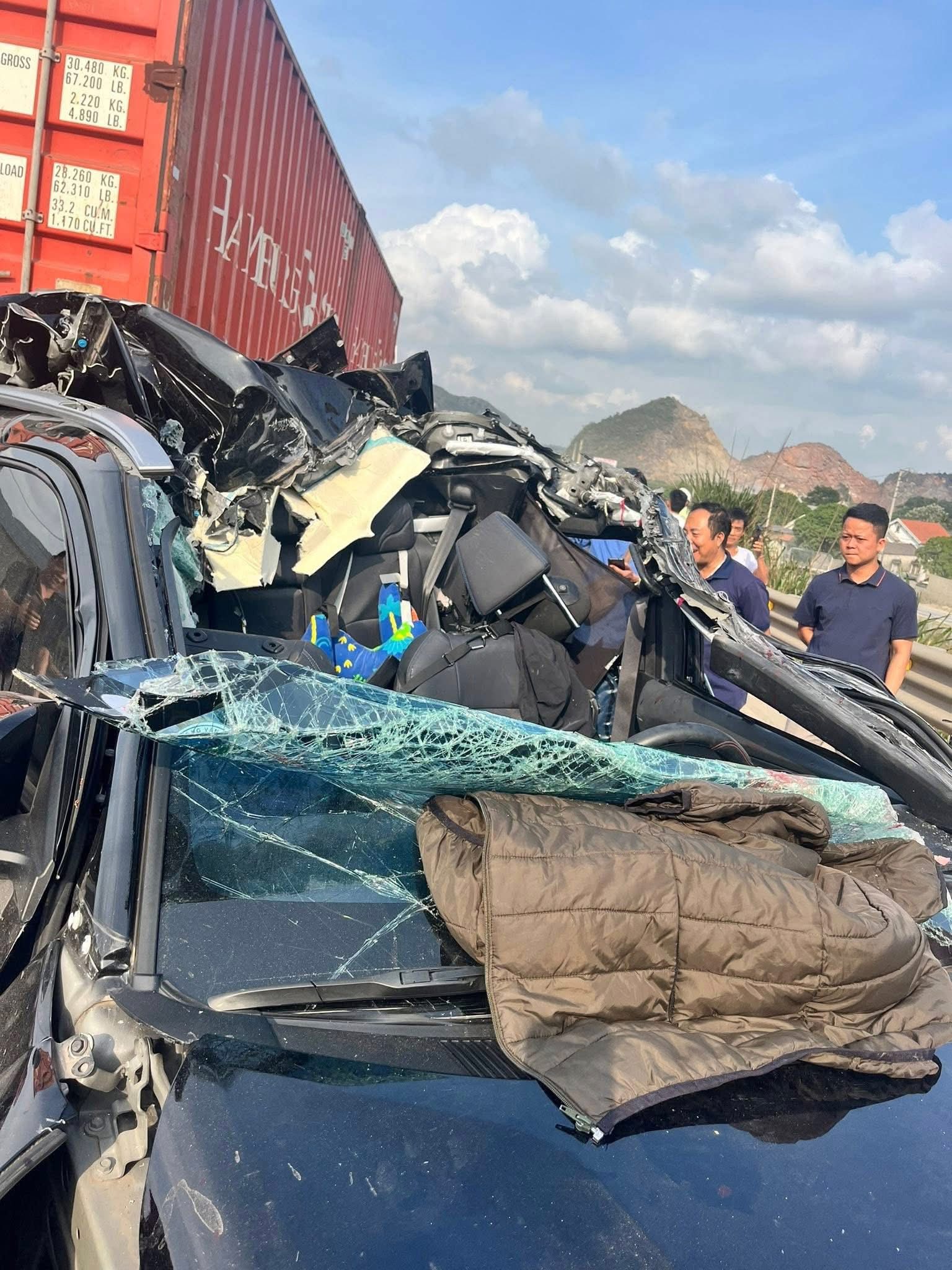 Hiện trường kinh hoàng vụ tai nạn liên hoàn 6 xe trên cao tốc, có xe bị vò nát - Ảnh 1.