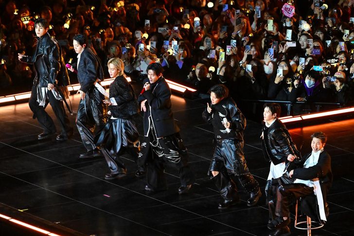 Mỹ nam đẹp nhất thế giới bị ruồng bỏ, c&ocirc;ng ty quản l&yacute; BTS &ldquo;th&ecirc;m dầu v&agrave;o lửa&rdquo; - Ảnh 3.