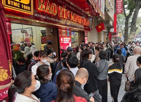 Gi&aacute; v&agrave;ng chiều nay 23/3: V&agrave;ng giảm kh&ocirc;ng phanh về s&aacute;t mốc 160 triệu đồng/lượng, người d&acirc;n ồ ạt bắt đ&aacute;y