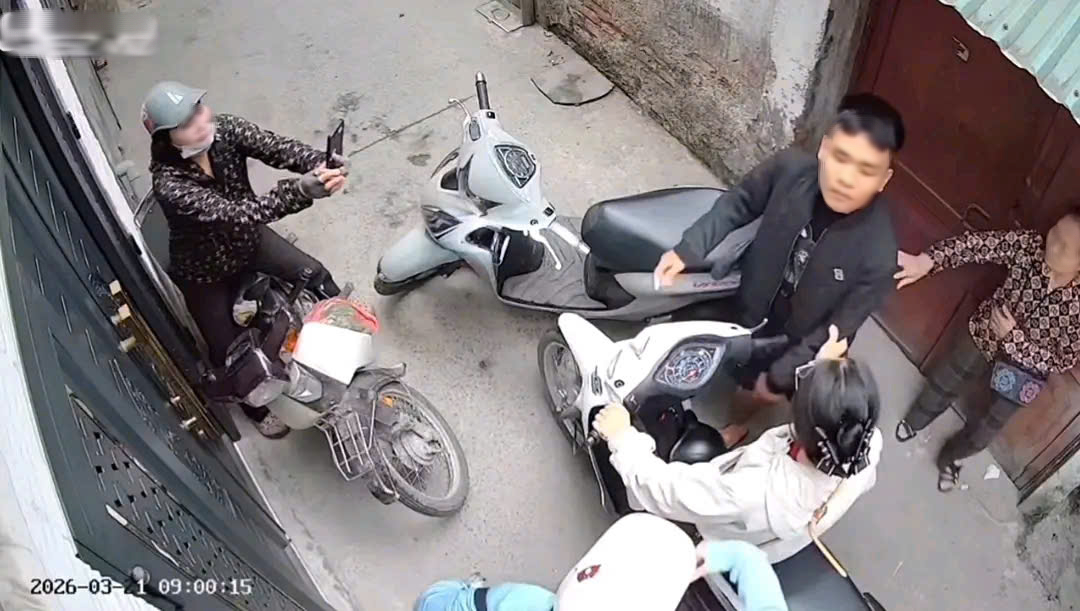 C&ocirc;ng an l&agrave;m việc với nam thanh ni&ecirc;n tạt đầu xe, t&aacute;t li&ecirc;n tiếp người phụ nữ - Ảnh 1.