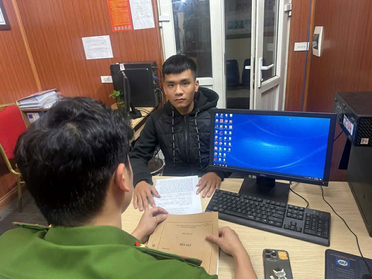 Triệu tập đối tượng đ&aacute;nh phụ nữ Định C&ocirc;ng: H&agrave;nh vi bạo lực bị l&ecirc;n &aacute;n - Ảnh 2.