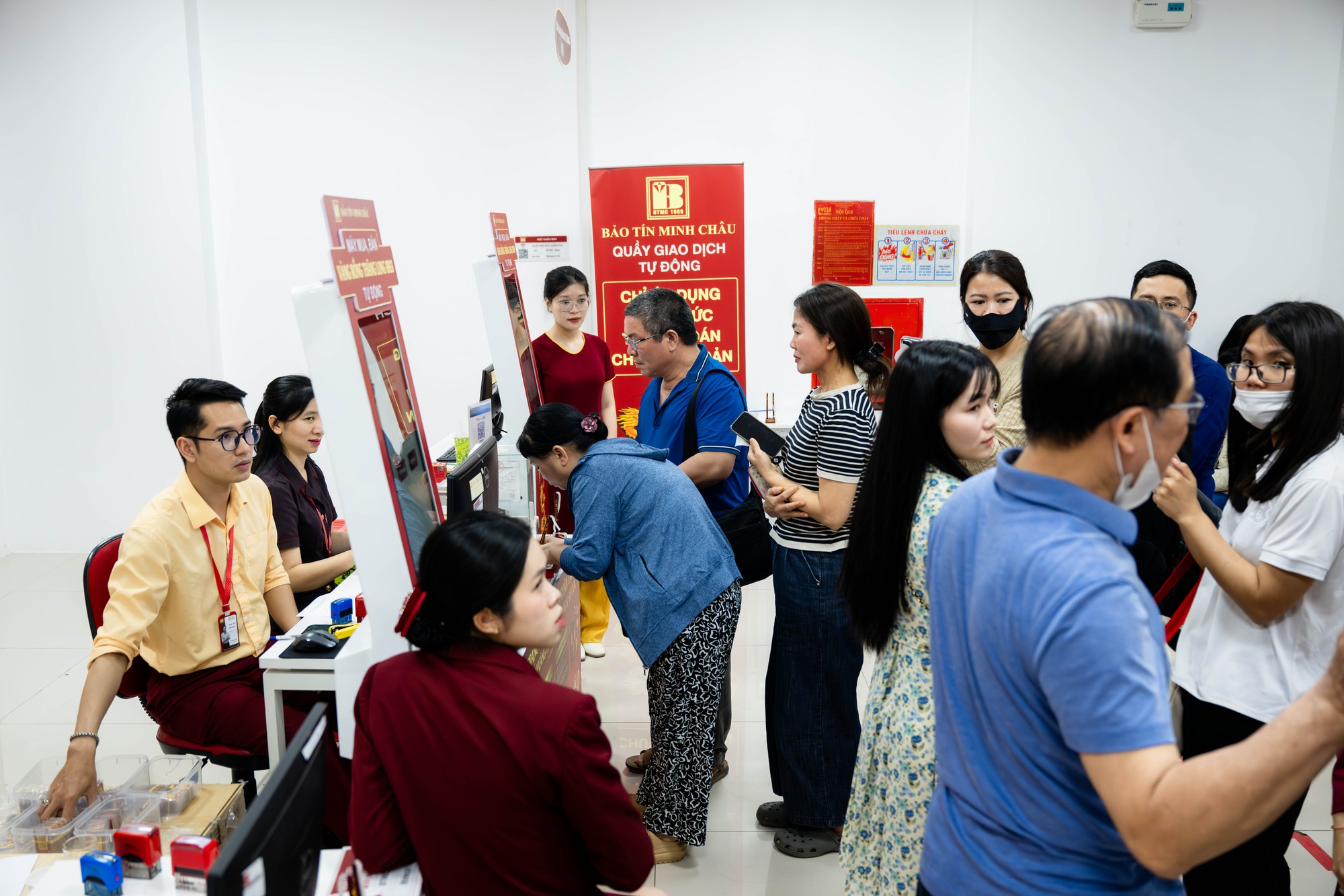 Cảnh tượng kh&oacute; tin tr&ecirc;n phố Cầu Giấy: &ldquo;ATM v&agrave;ng&rdquo; chạy hết c&ocirc;ng suất, kh&aacute;ch ngồi k&iacute;n chỗ- Ảnh 9.