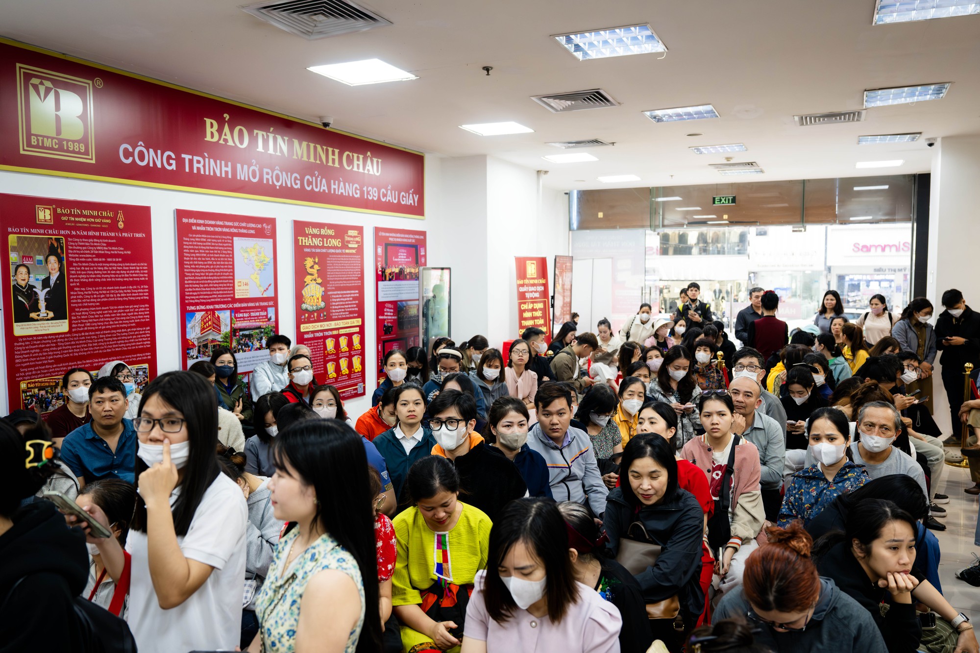 Cảnh tượng kh&oacute; tin tr&ecirc;n phố Cầu Giấy: &ldquo;ATM v&agrave;ng&rdquo; chạy hết c&ocirc;ng suất, kh&aacute;ch ngồi k&iacute;n chỗ- Ảnh 2.