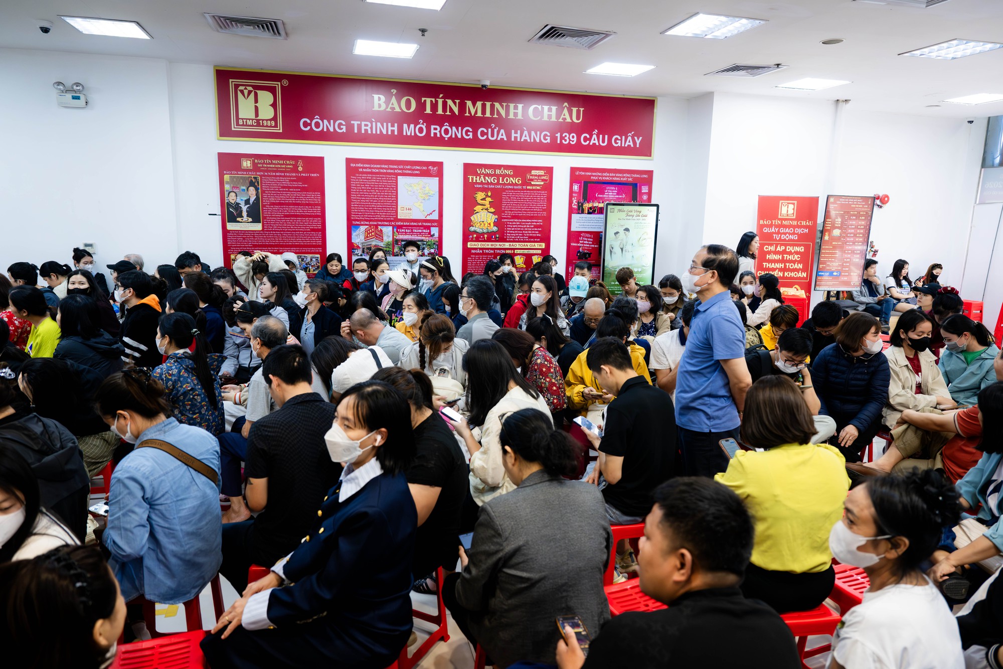 Cảnh tượng kh&oacute; tin tr&ecirc;n phố Cầu Giấy: &ldquo;ATM v&agrave;ng&rdquo; chạy hết c&ocirc;ng suất, kh&aacute;ch ngồi k&iacute;n chỗ- Ảnh 4.