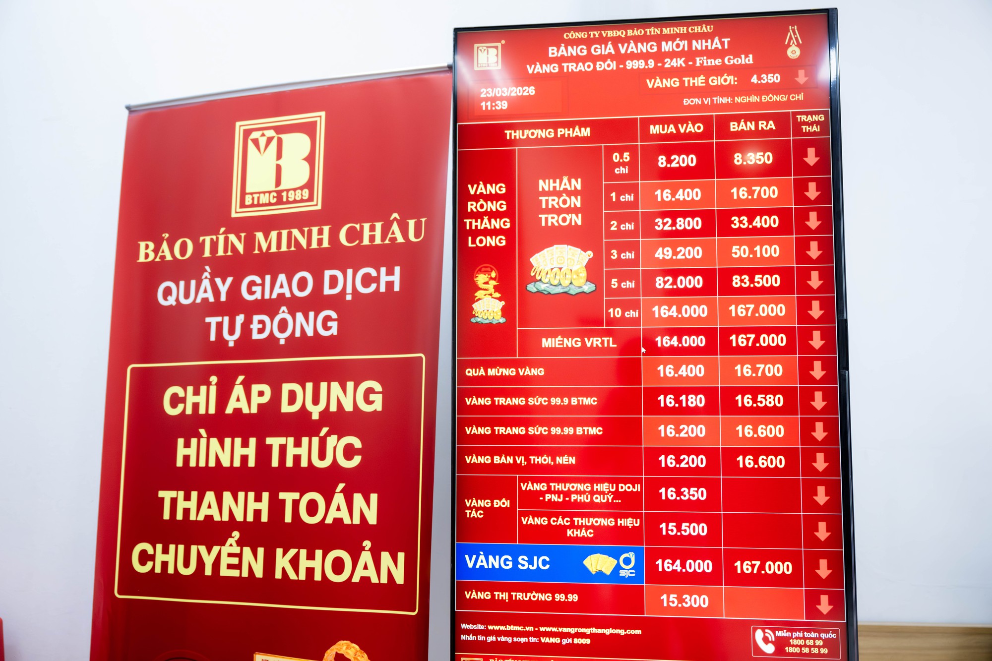 Cảnh tượng kh&oacute; tin tr&ecirc;n phố Cầu Giấy: &ldquo;ATM v&agrave;ng&rdquo; chạy hết c&ocirc;ng suất, kh&aacute;ch ngồi k&iacute;n chỗ- Ảnh 5.