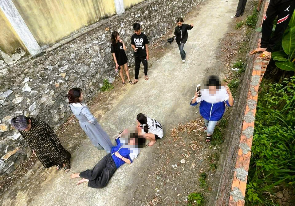 Nữ sinh bị đ&aacute;nh hội đồng đến bất tỉnh tại thanh h&oacute;a g&acirc;y x&ocirc;n xao dư luận 2026 - Ảnh 2.