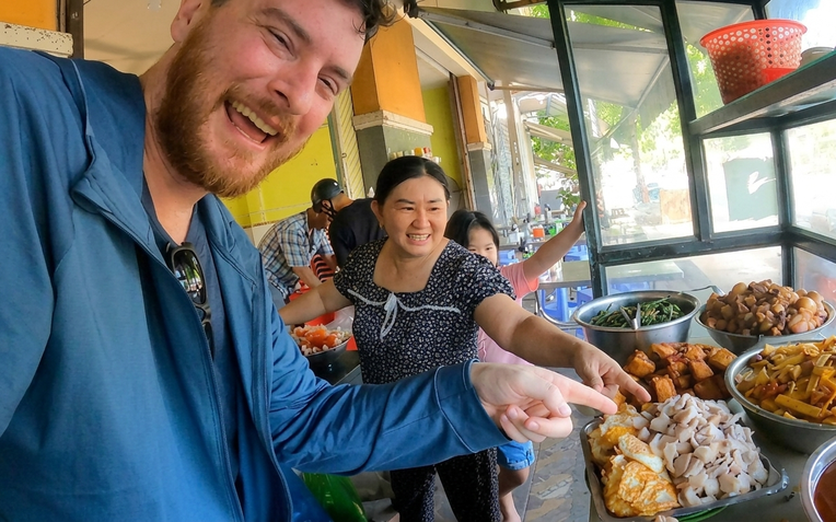 Du kh&aacute;ch T&acirc;y nhầm từ khi khen m&oacute;n ăn, chủ qu&aacute;n bật cười - Ảnh 1.