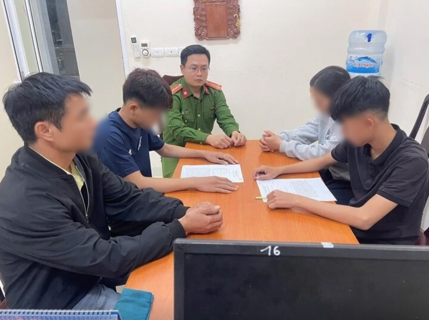 Hai nam sinh chở nhau trên xe máy điện gây tai nạn nghiêm trọng