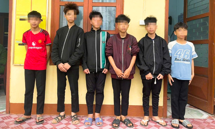 Nh&oacute;m thiếu ni&ecirc;n n&eacute;m đ&aacute; v&agrave;o &ocirc; t&ocirc; tr&ecirc;n cao tốc Quảng Trị g&acirc;y hư hỏng nghi&ecirc;m trọng - Ảnh 1.