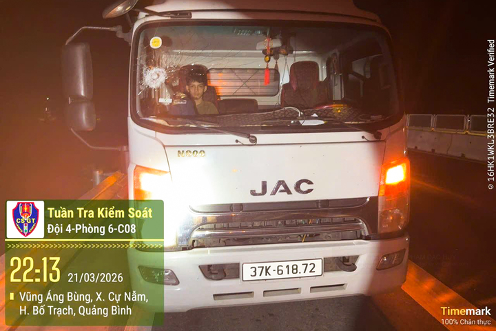 Nh&oacute;m thiếu ni&ecirc;n n&eacute;m đ&aacute; v&agrave;o &ocirc; t&ocirc; tr&ecirc;n cao tốc Quảng Trị g&acirc;y hư hỏng nghi&ecirc;m trọng - Ảnh 2.