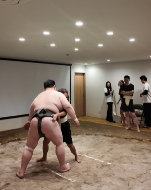 Đấu vật với sumo, hot girl xinh đẹp khiến tất cả th&iacute;ch th&uacute;- Ảnh 3.