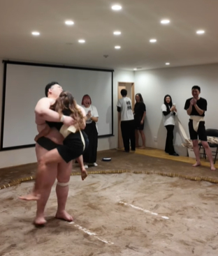 Đấu vật với sumo, hot girl xinh đẹp khiến tất cả th&iacute;ch th&uacute;- Ảnh 4.
