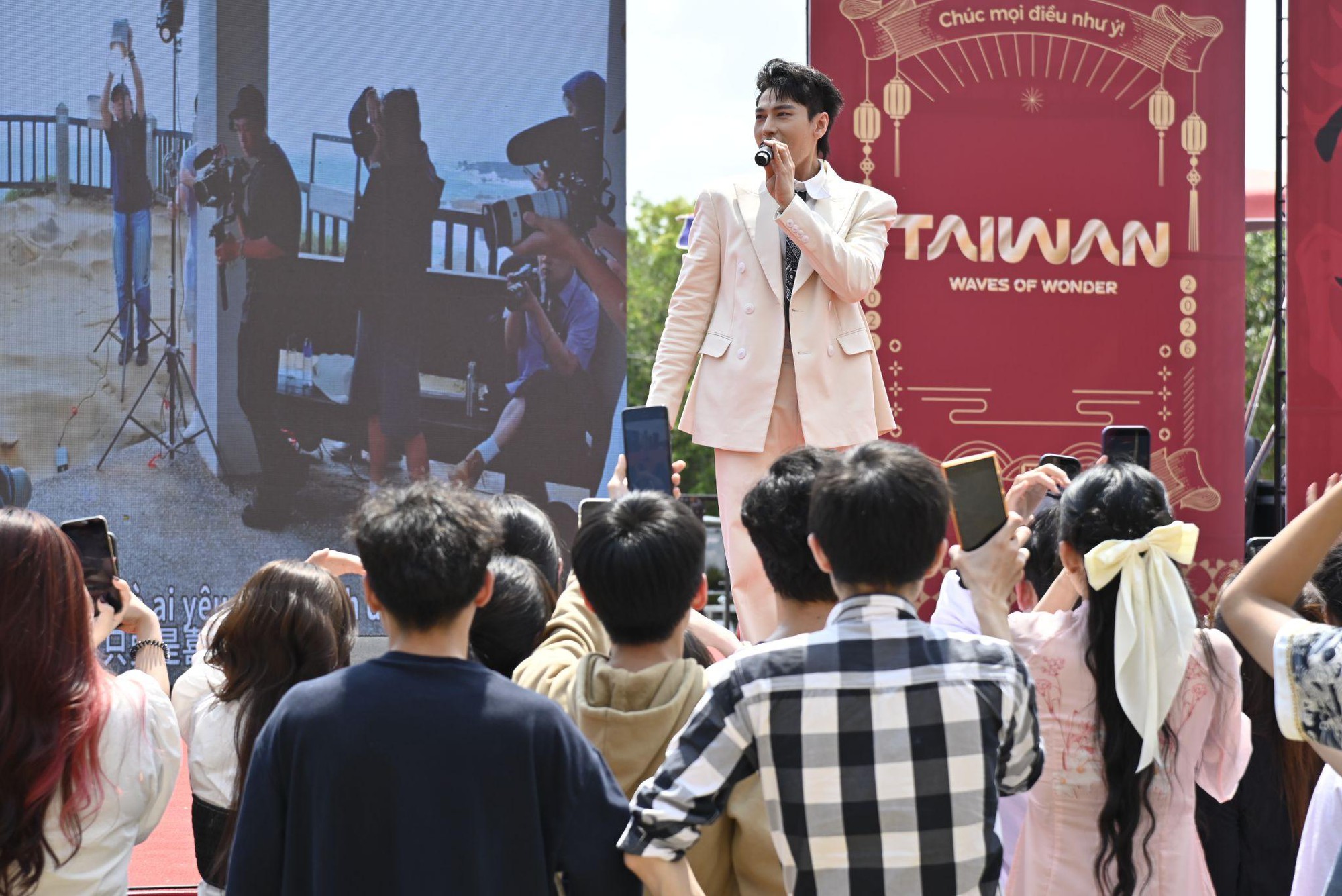 Du kh&aacute;ch Việt h&agrave;o hứng trải nghiệm văn h&oacute;a tiệc cỗ tại ch&ugrave;a Zizhu - Đ&agrave;i Loan - Ảnh 3.