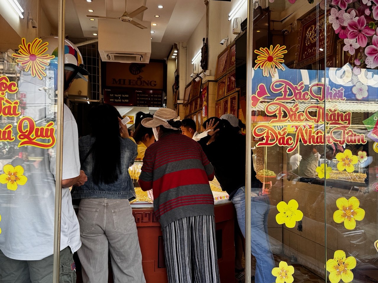 Cảnh tượng ở Mi Hồng TP.HCM s&aacute;ng Thứ 2: Lao đi b&aacute;n v&agrave;ng rồi mới đến c&ocirc;ng ty check-in, v&igrave; sợ lỗ nặng hơn tiền phạt đi muộn- Ảnh 3.