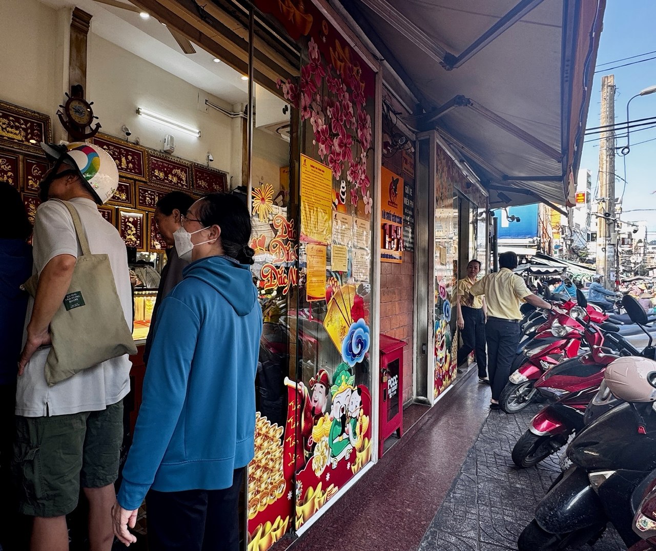 Cảnh tượng ở Mi Hồng TP.HCM s&aacute;ng Thứ 2: Lao đi b&aacute;n v&agrave;ng rồi mới đến c&ocirc;ng ty check-in, v&igrave; sợ lỗ nặng hơn tiền phạt đi muộn- Ảnh 4.