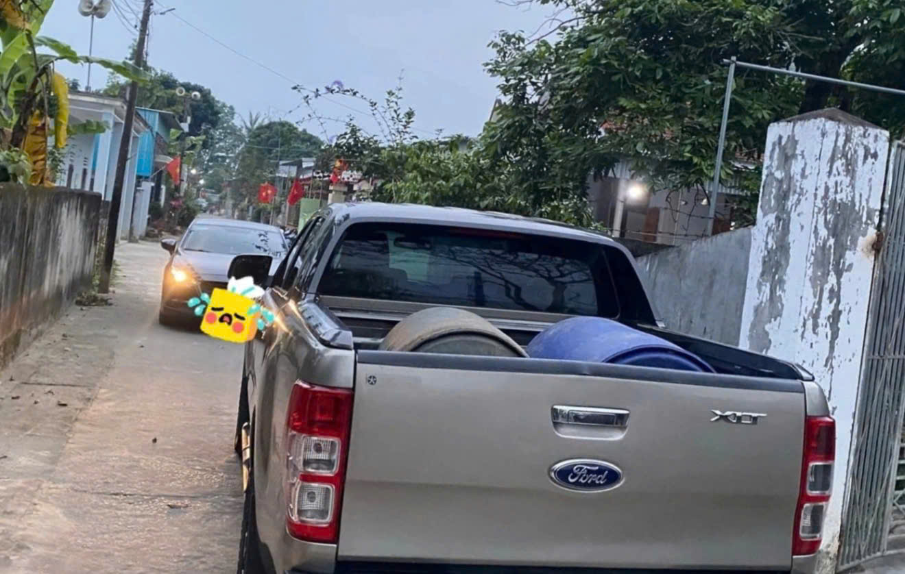 Th&ocirc;ng tin mới vụ clip t&agrave;i xế đậu xe b&aacute;n tải chiếm hết phần đường bị nhắc nhở c&ograve;n tranh c&atilde;i - Ảnh 1.