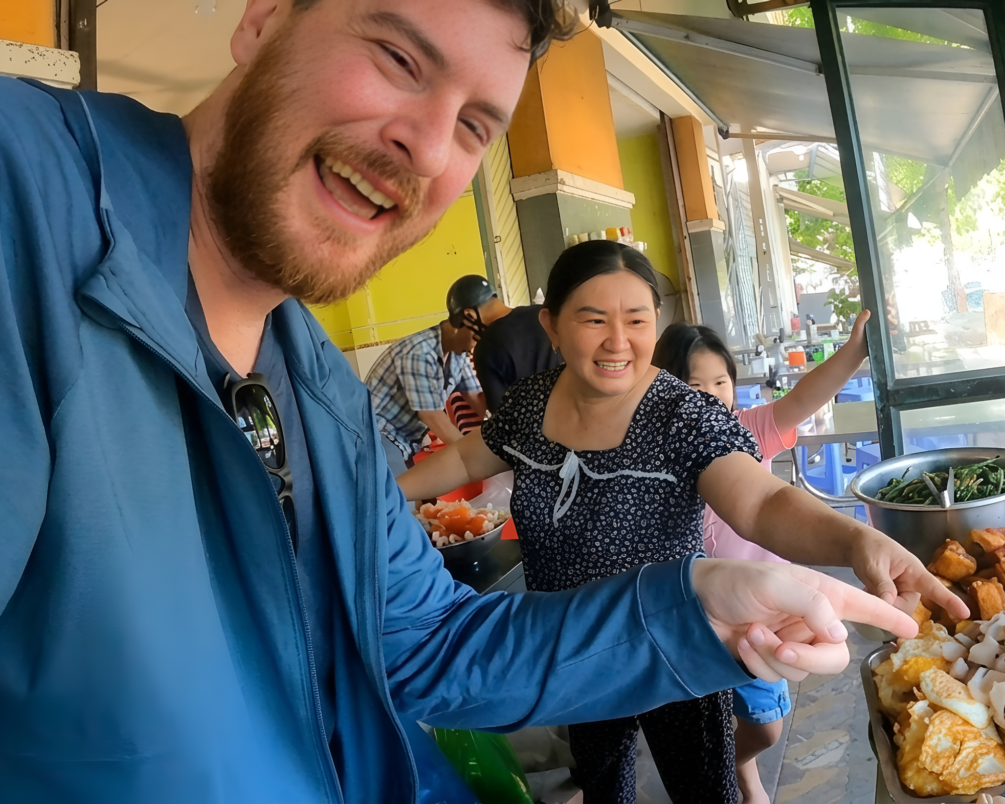 Du kh&aacute;ch T&acirc;y nhầm từ khi khen m&oacute;n ăn, chủ qu&aacute;n bật cười - Ảnh 2.