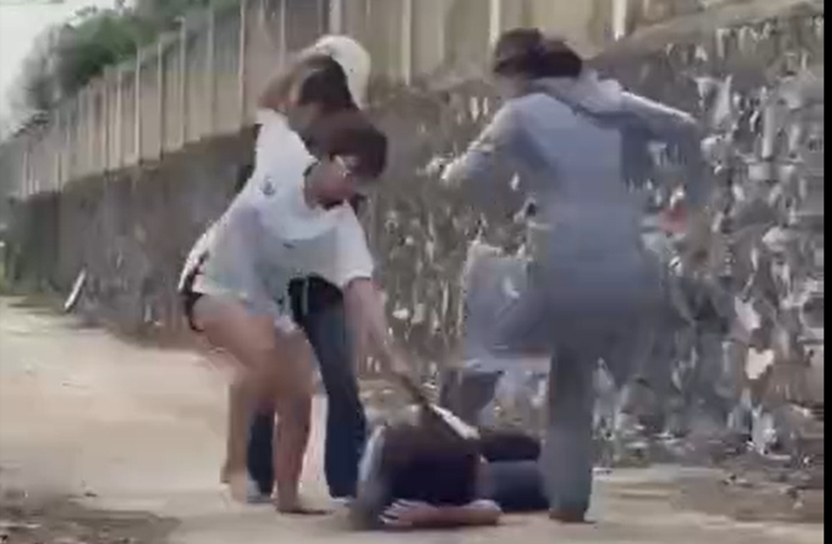 Nữ sinh bị đ&aacute;nh hội đồng đến bất tỉnh tại thanh h&oacute;a g&acirc;y x&ocirc;n xao dư luận 2026 - Ảnh 1.