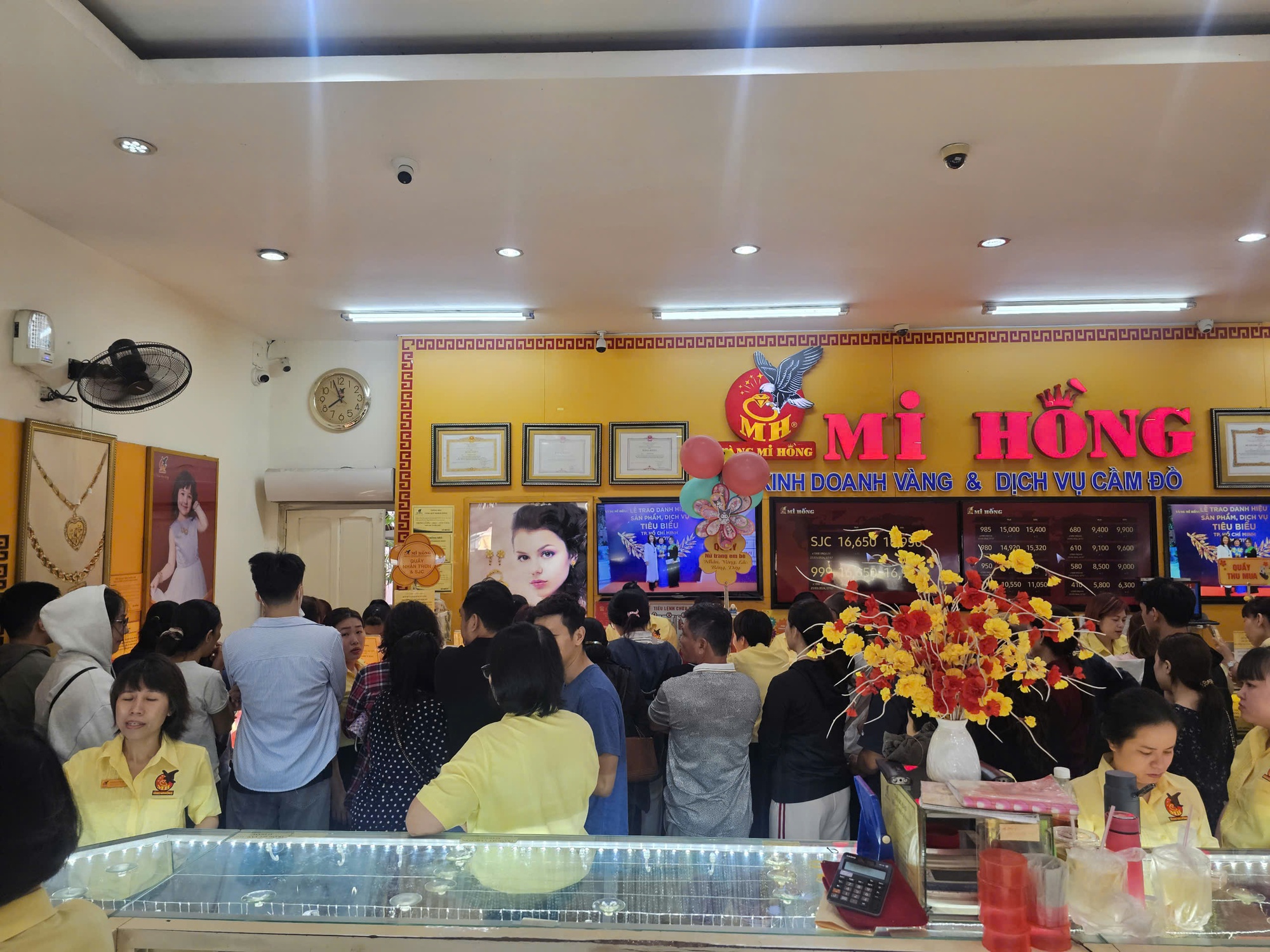 Giá vàng miếng SJC giảm mạnh , người mua có thể lỗ tới 25 triệu đồng / lượng - Ảnh 1. Giá vàng miếng SJC giảm mạnh , người mua có thể lỗ tới 25 triệu đồng / lượng - Ảnh 1.