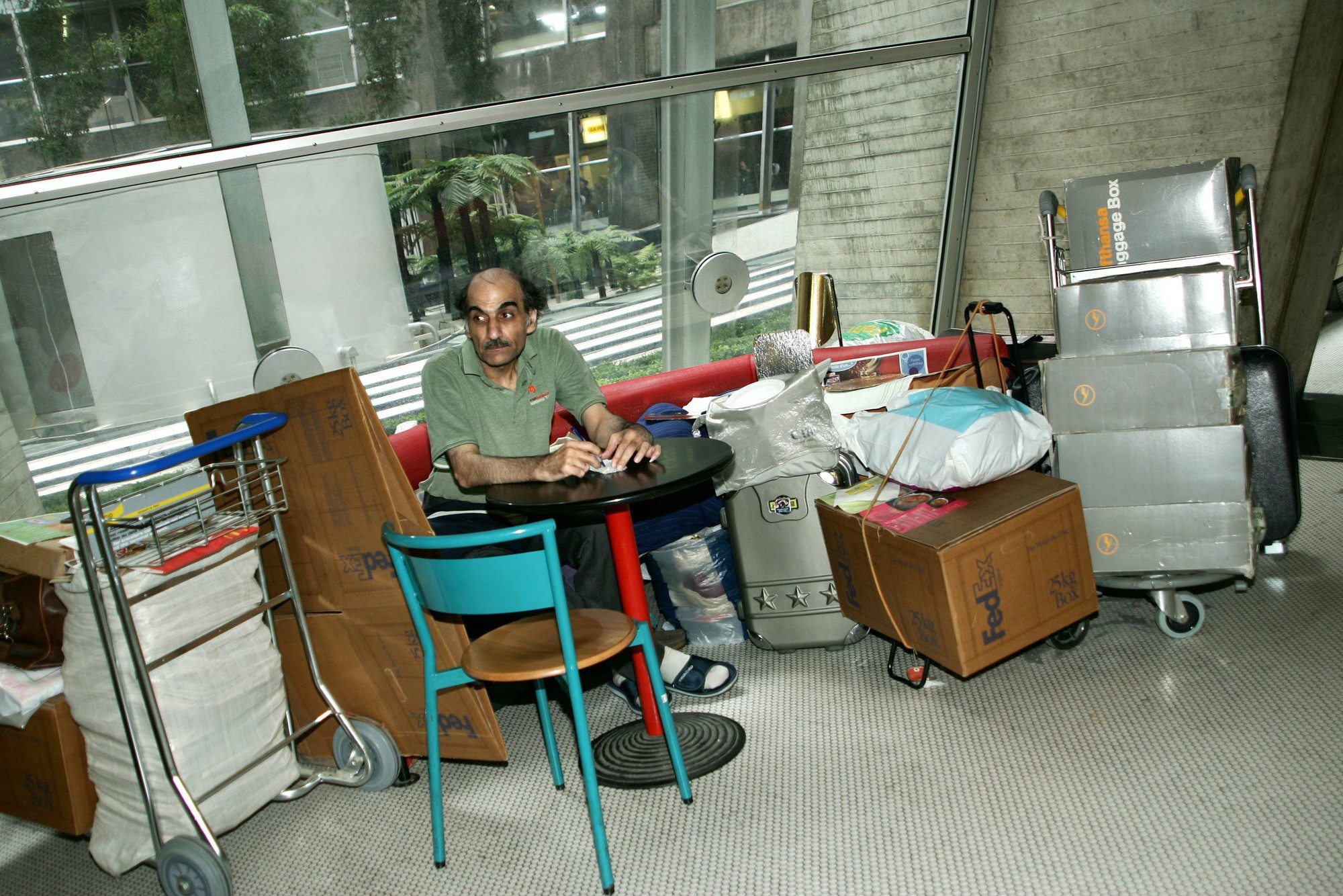 Người đ&agrave;n &ocirc;ng sống trong s&acirc;n bay suốt 18 năm, kh&ocirc;ng ở tr&ecirc;n bất kỳ quốc gia n&agrave;o - Ảnh 3.