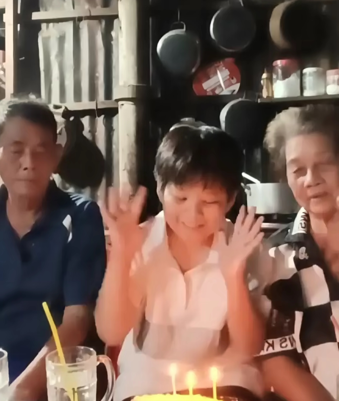 Gia cảnh nam sinh An Giang quay clip với b&agrave; nội viral, Đức Ph&uacute;c, Tăng Duy T&acirc;n đồng cảm: SN 2008 chỉ cao 1m35 v&igrave; thiếu hụt hooc m&ocirc;n- Ảnh 5.