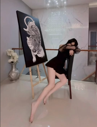 V&oacute;c d&aacute;ng như si&ecirc;u mẫu của nữ họa sĩ Th&aacute;i Lan, h&oacute;a ra "người đẹp như tranh" l&agrave; c&oacute; thật - Ảnh 3.