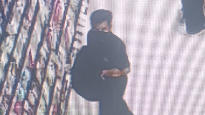 Người đ&agrave;n &ocirc;ng bị bắt sau vụ trộm balo của du kh&aacute;ch Việt Nam ở Bangkok - Ảnh 1.