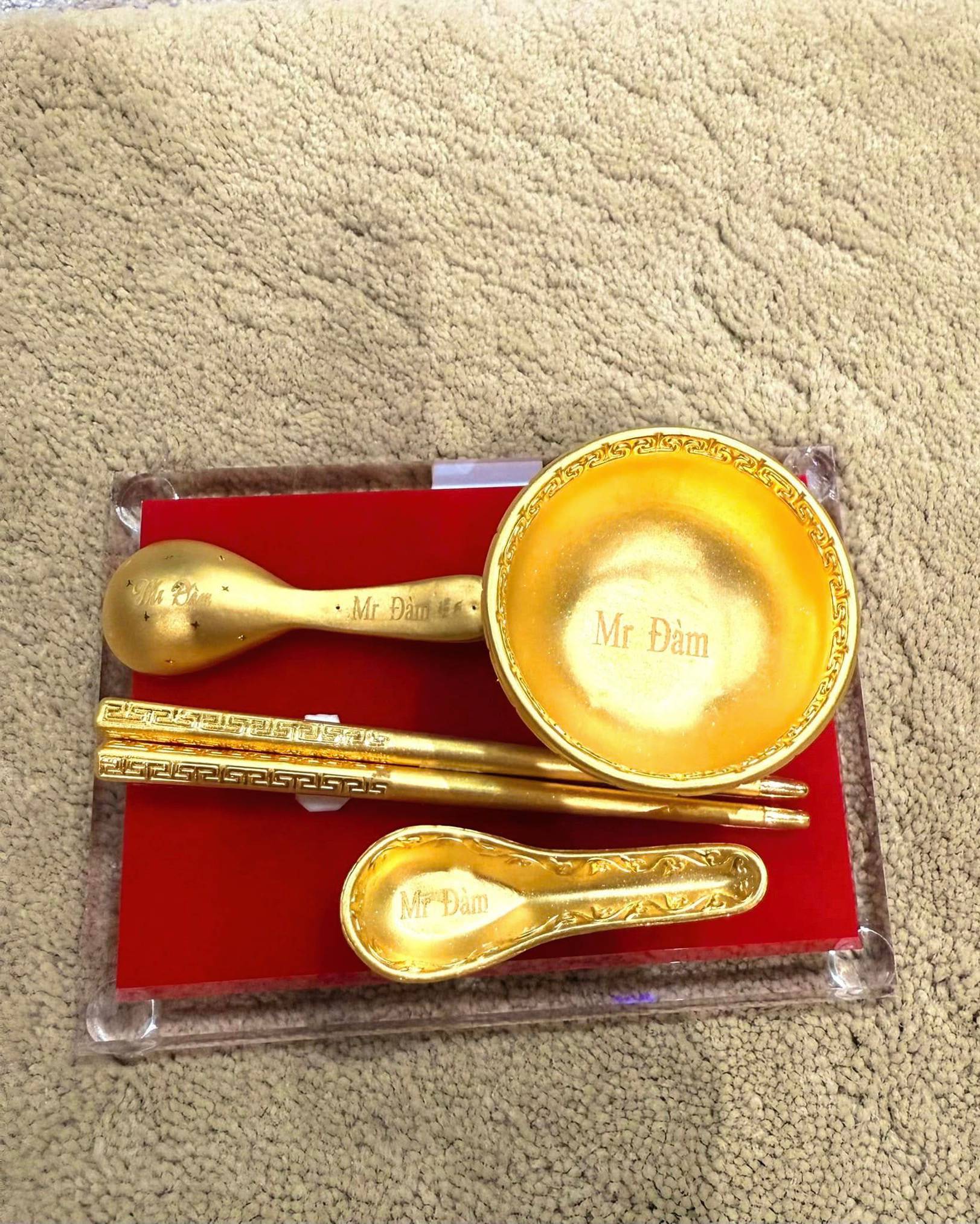 B&aacute;t, đũa, th&igrave;a v&agrave;ng khắc t&ecirc;n ch&iacute;nh chủ của "&ocirc;ng ho&agrave;ng nhạc Việt" - Ảnh 2.