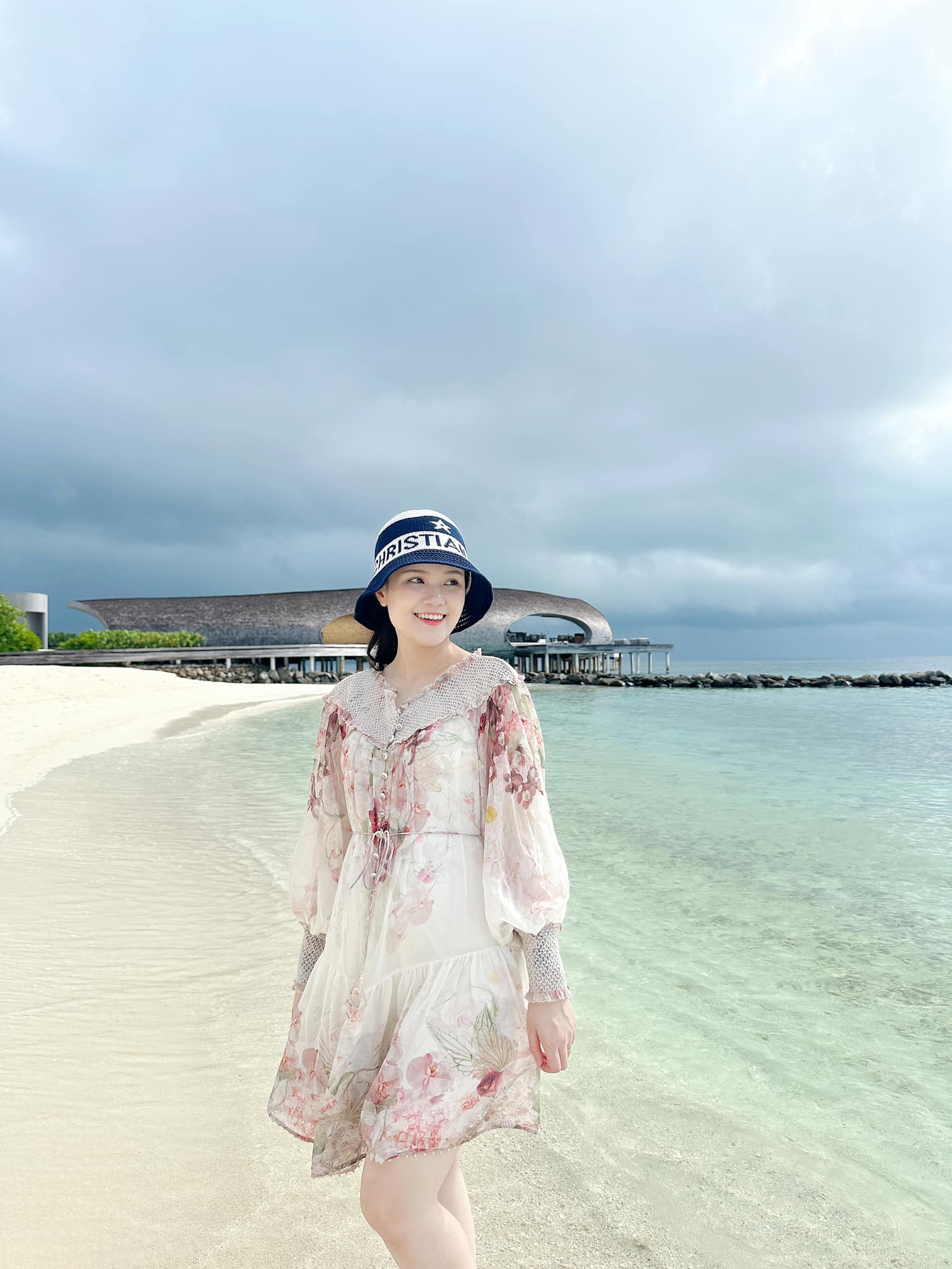 "B&oacute;c gi&aacute;" outfit ăn cưới của tiểu thư Quỳnh Anh - vợ đội trưởng Duy Mạnh m&agrave; cho&aacute;ng: D&aacute;t đồ hiệu từ đầu tới ch&acirc;n, gi&aacute; gần 3 tỷ- Ảnh 3.