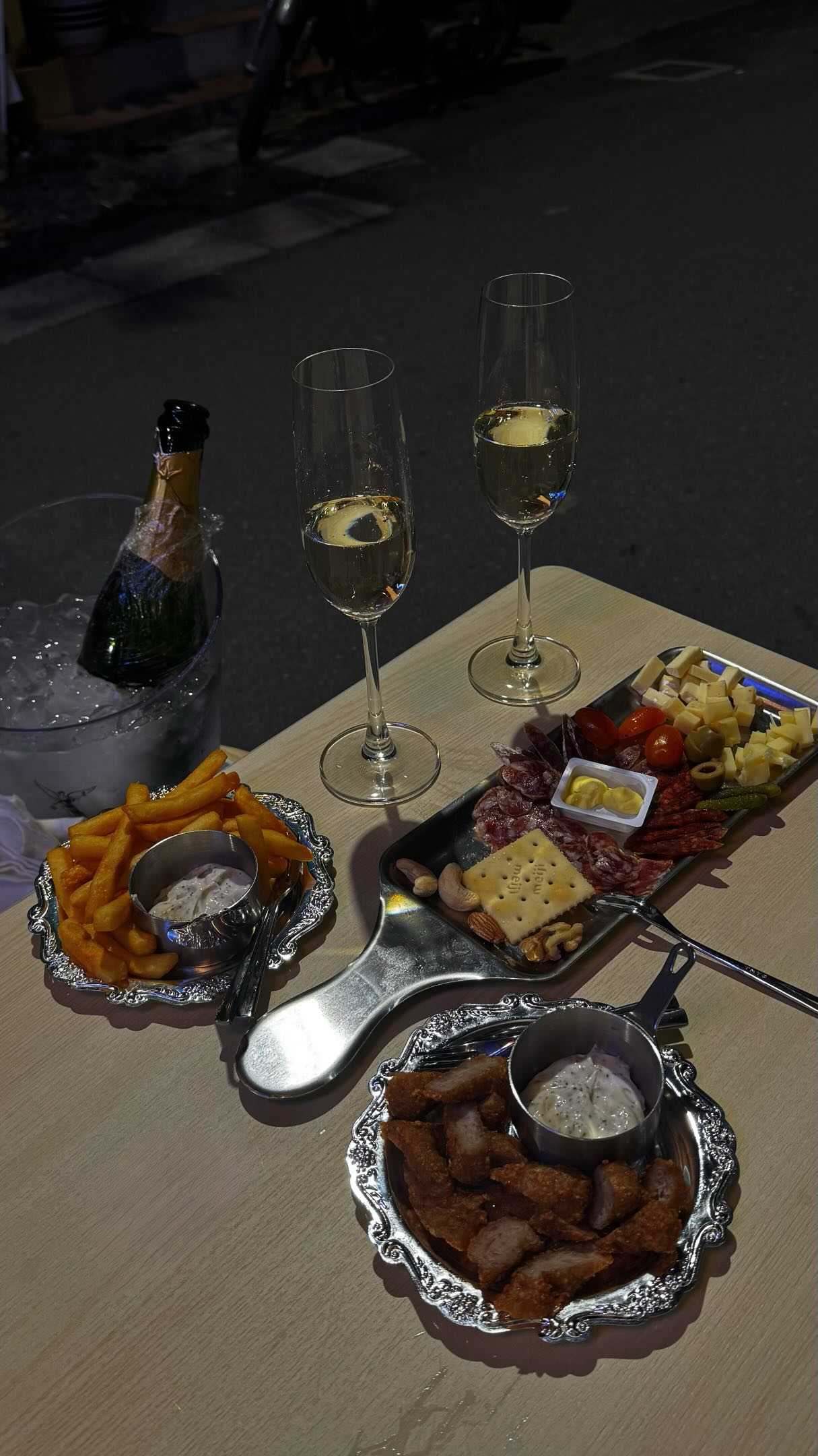 &ldquo;Uống rượu vang vỉa h&egrave;&rdquo;: Tr&agrave;o lưu nhất thời hay định nghĩa mới về sự hưởng thụ của người trẻ H&agrave; Nội?- Ảnh 16.