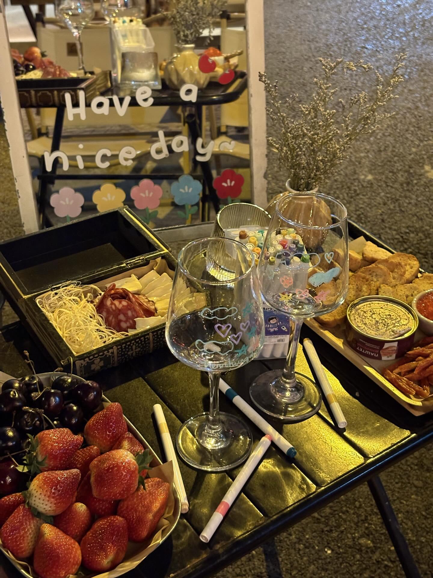 &ldquo;Uống rượu vang vỉa h&egrave;&rdquo;: Tr&agrave;o lưu nhất thời hay định nghĩa mới về sự hưởng thụ của người trẻ H&agrave; Nội?- Ảnh 6.