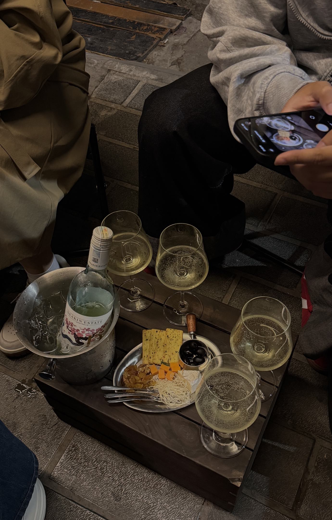 &ldquo;Uống rượu vang vỉa h&egrave;&rdquo;: Tr&agrave;o lưu nhất thời hay định nghĩa mới về sự hưởng thụ của người trẻ H&agrave; Nội?- Ảnh 2.