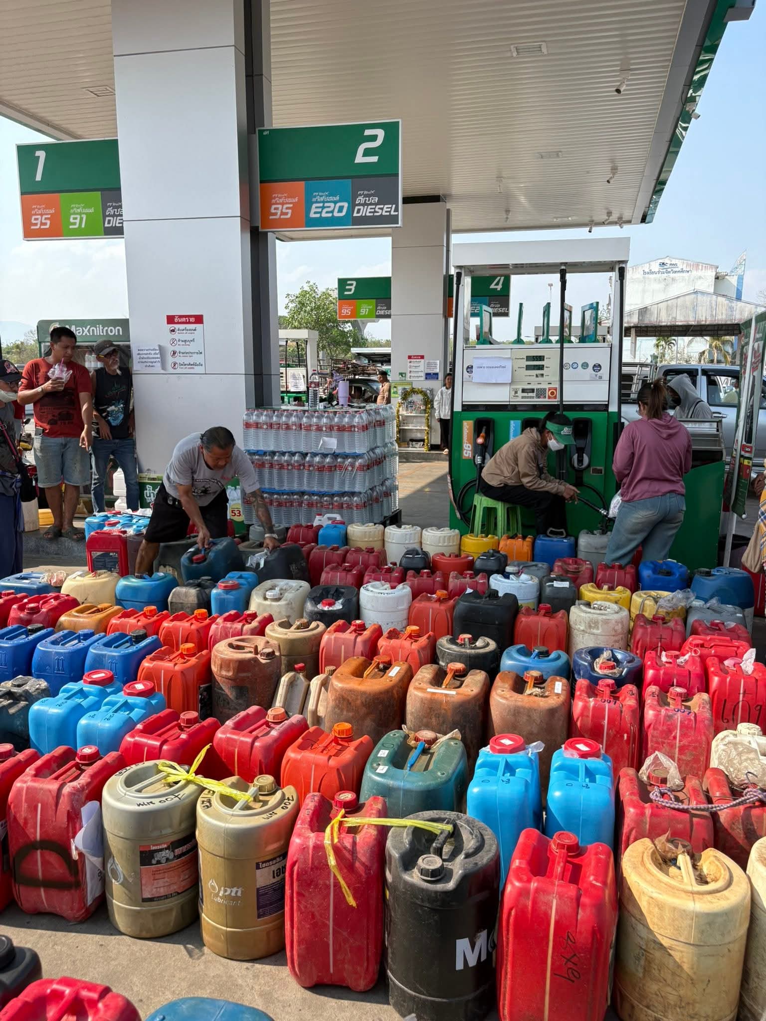 Khủng hoảng nhi&ecirc;n liệu: Người d&acirc;n xếp h&agrave;ng mua xăng với can nhựa - Ảnh 3.