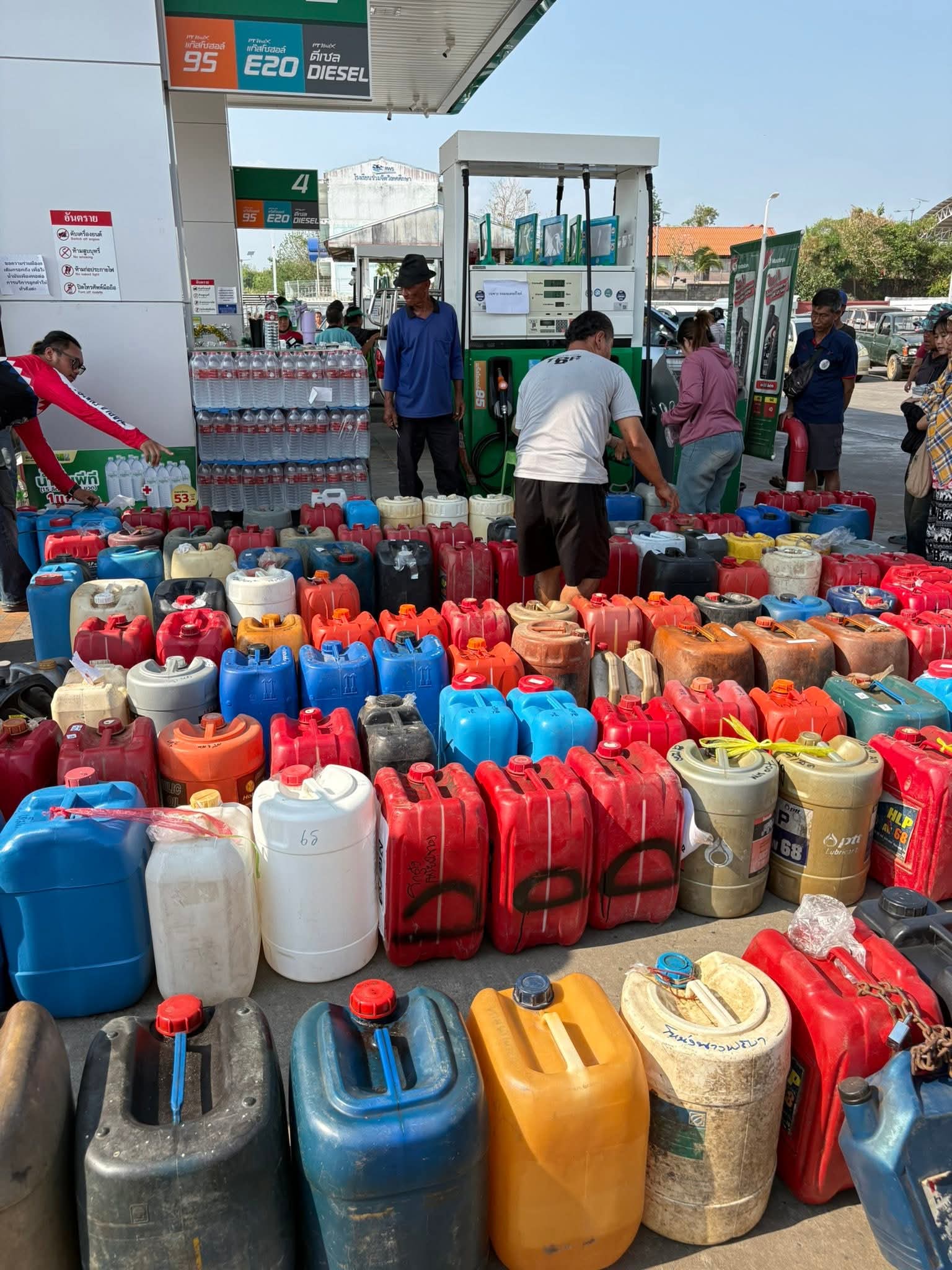 Khủng hoảng nhi&ecirc;n liệu: Người d&acirc;n xếp h&agrave;ng mua xăng với can nhựa - Ảnh 5.