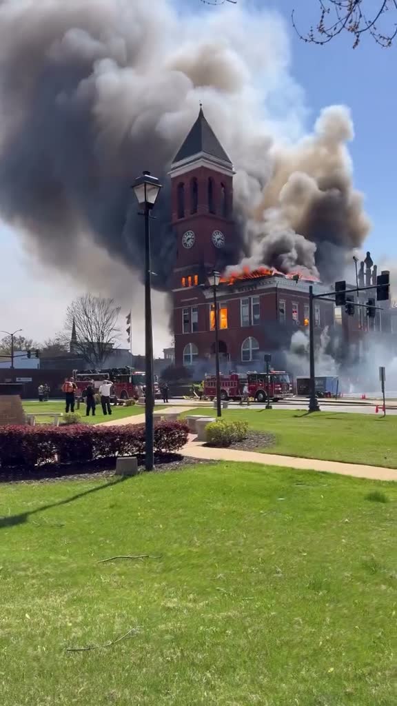 Sự cố ch&aacute;y nổ tại Mỹ 2026: Nh&agrave; m&aacute;y lọc dầu v&agrave; t&ograve;a &aacute;n 130 năm tuổi bốc ch&aacute;y - Ảnh 5.