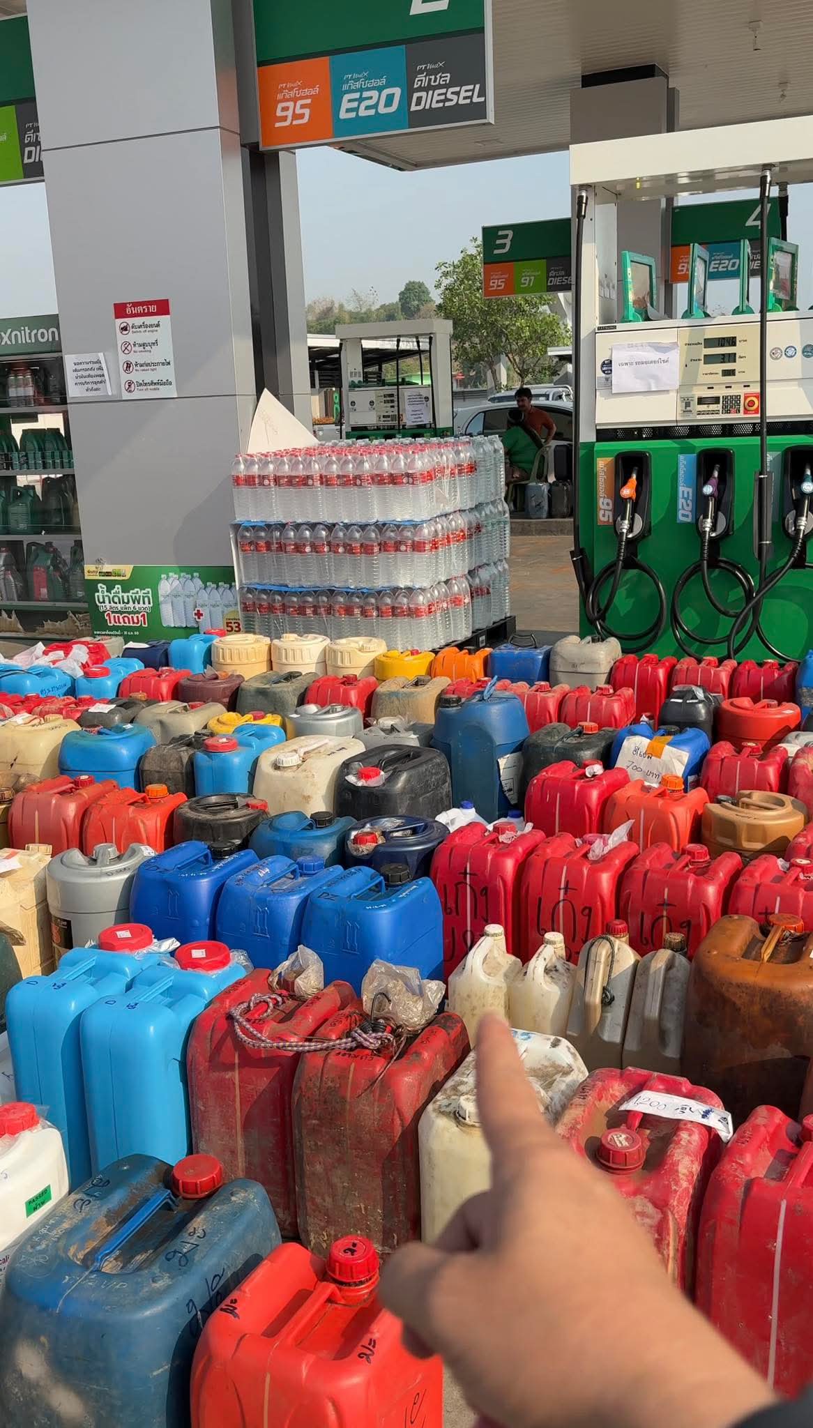 Khủng hoảng nhi&ecirc;n liệu: Người d&acirc;n xếp h&agrave;ng mua xăng với can nhựa - Ảnh 1.