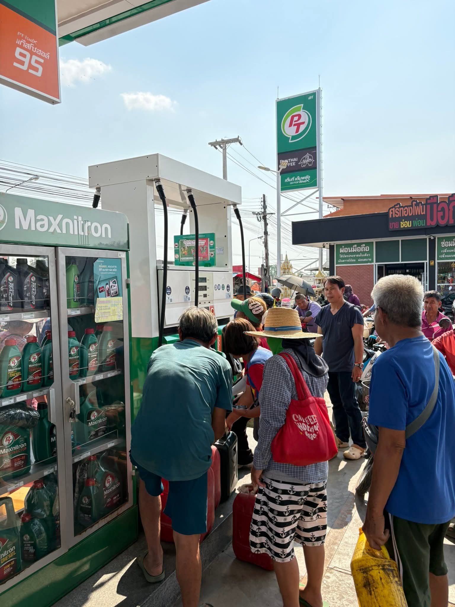 Khủng hoảng nhi&ecirc;n liệu: Người d&acirc;n xếp h&agrave;ng mua xăng với can nhựa - Ảnh 2.