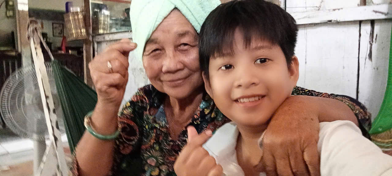 Gia cảnh nam sinh An Giang quay clip với b&agrave; nội viral, Đức Ph&uacute;c, Tăng Duy T&acirc;n đồng cảm: SN 2008 chỉ cao 1m35 v&igrave; thiếu hụt hooc m&ocirc;n- Ảnh 4.