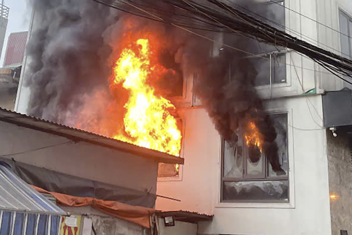 Ch&aacute;y nh&agrave; 7 tầng tr&ecirc;n phố Lĩnh Nam g&acirc;y hoang mang cho người d&acirc;n H&agrave; Nội - Ảnh 1.