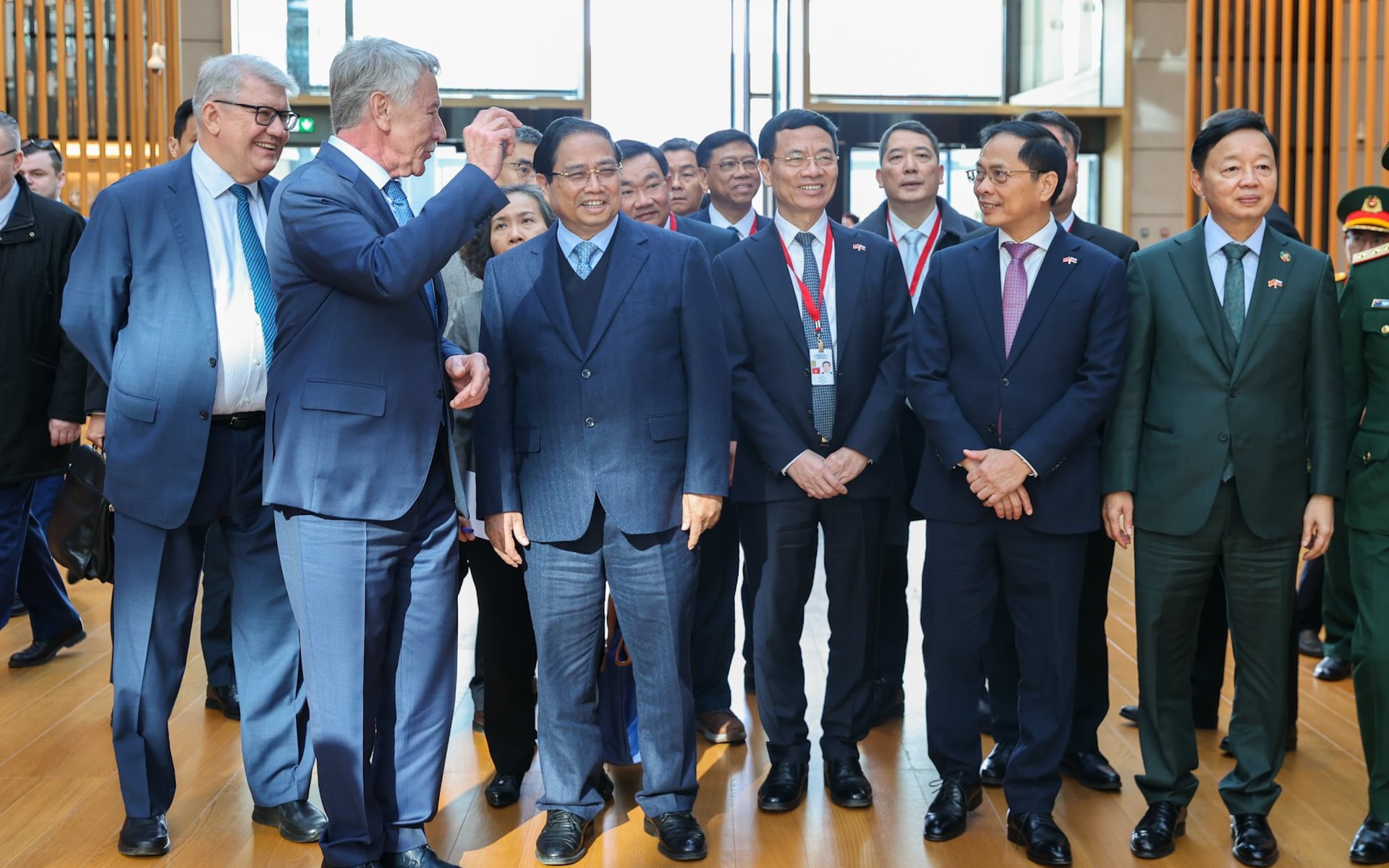 Thăm Tập đo&agrave;n kh&iacute; đốt h&agrave;ng đầu Nga, Thủ tướng hoan ngh&ecirc;nh x&acirc;y kho cảng LNG, nh&agrave; m&aacute;y điện kh&iacute; ở Việt Nam