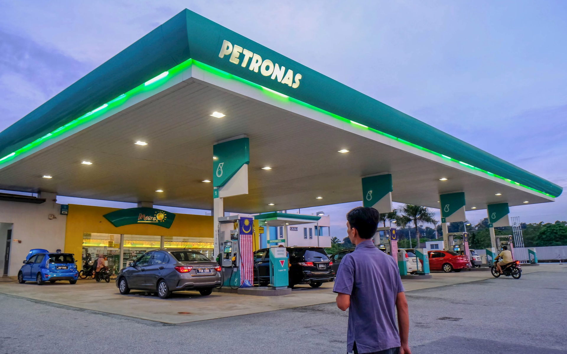 Ở một nước gần Việt Nam, gi&aacute; xăng dầu c&oacute; loại đang l&agrave; 14.500 đồng/l&iacute;t