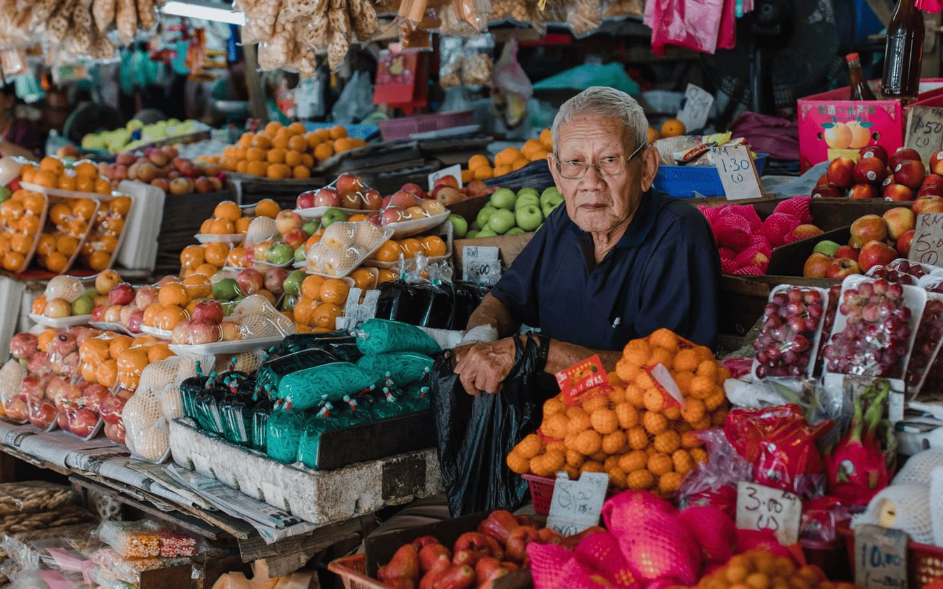 C&aacute;ch Việt Nam kh&ocirc;ng xa, nơi n&agrave;y đang b&aacute;n xăng 115.000 đồng/l&iacute;t - Ảnh 2.