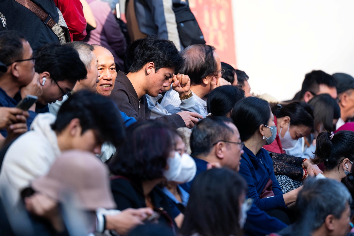 Cảnh lạ s&aacute;ng sớm ở H&agrave; Nội: Xếp h&agrave;ng k&iacute;n cầu thang mua v&agrave;ng khi gi&aacute; hạ, lo việc cưới xin cho con trai n&ecirc;n cố gắng chen ch&acirc;n- Ảnh 9.