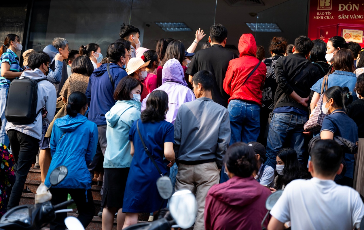 Cảnh lạ s&aacute;ng sớm ở H&agrave; Nội: Xếp h&agrave;ng k&iacute;n cầu thang mua v&agrave;ng khi gi&aacute; hạ, lo việc cưới xin cho con trai n&ecirc;n cố gắng chen ch&acirc;n- Ảnh 7.