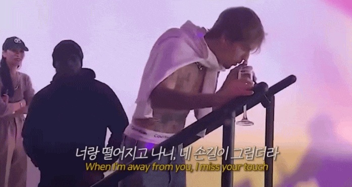 Nam ca sĩ say xỉn đến mức kh&ocirc;ng thể đứng vững, h&aacute;t qu&ecirc;n cả lời nhưng giọng live th&igrave; kh&ocirc;ng điểm n&agrave;o ch&ecirc;- Ảnh 2.